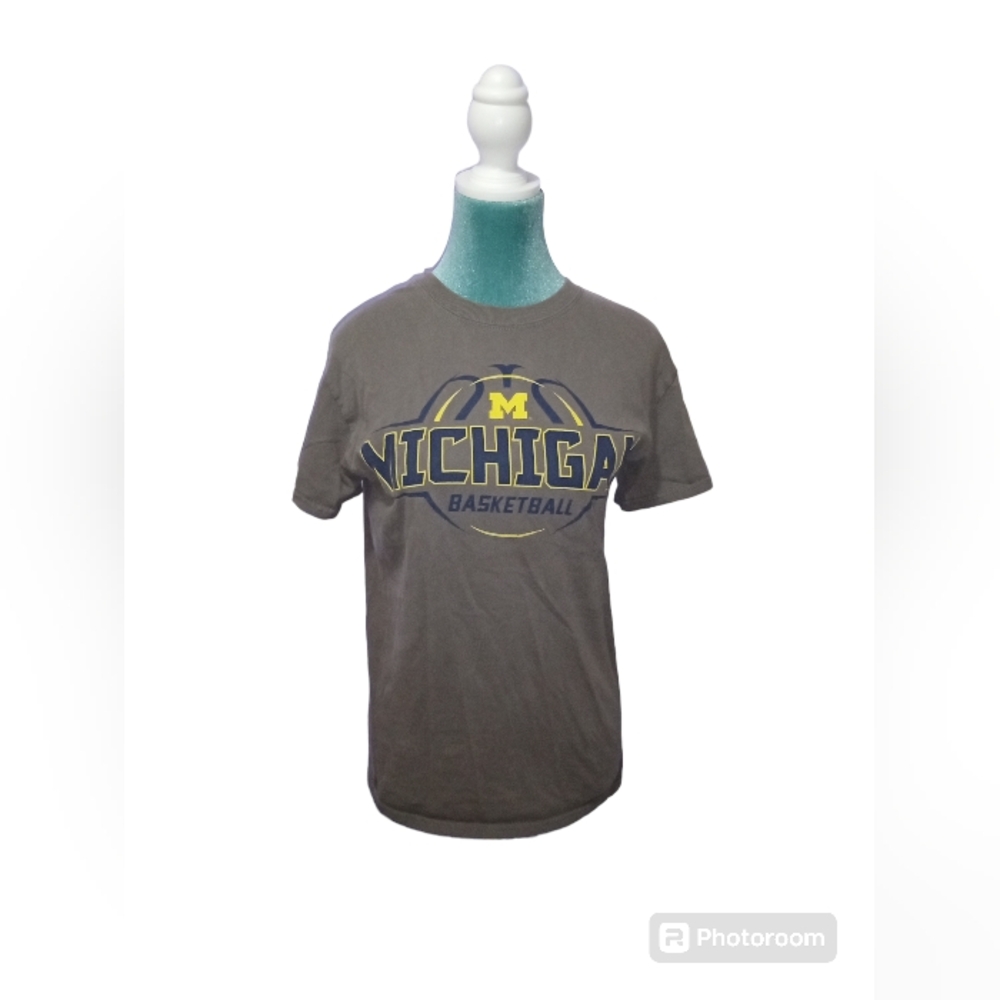 Men's small Michigan basketball shirt